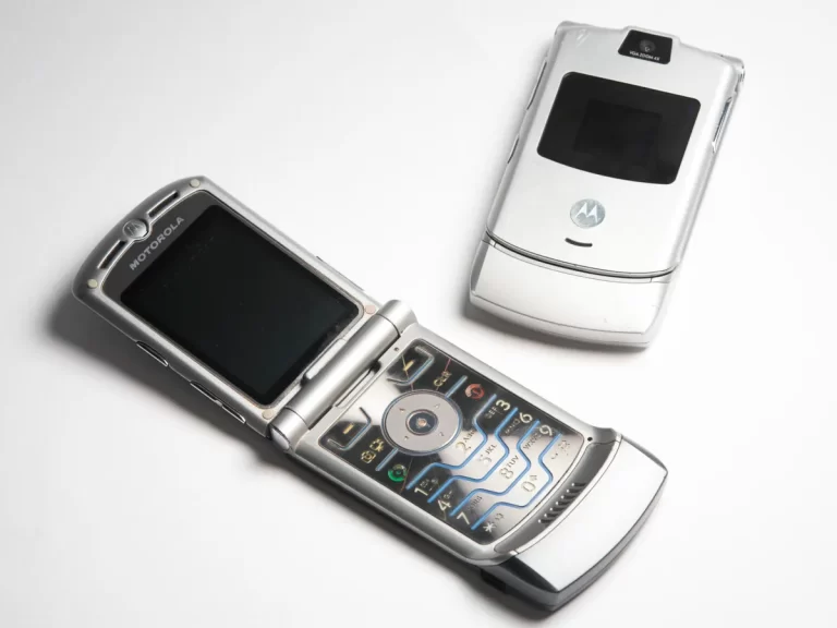 Affrontement du Motorola Razr : le V3 original contre le nouvel écran pliable缩略图