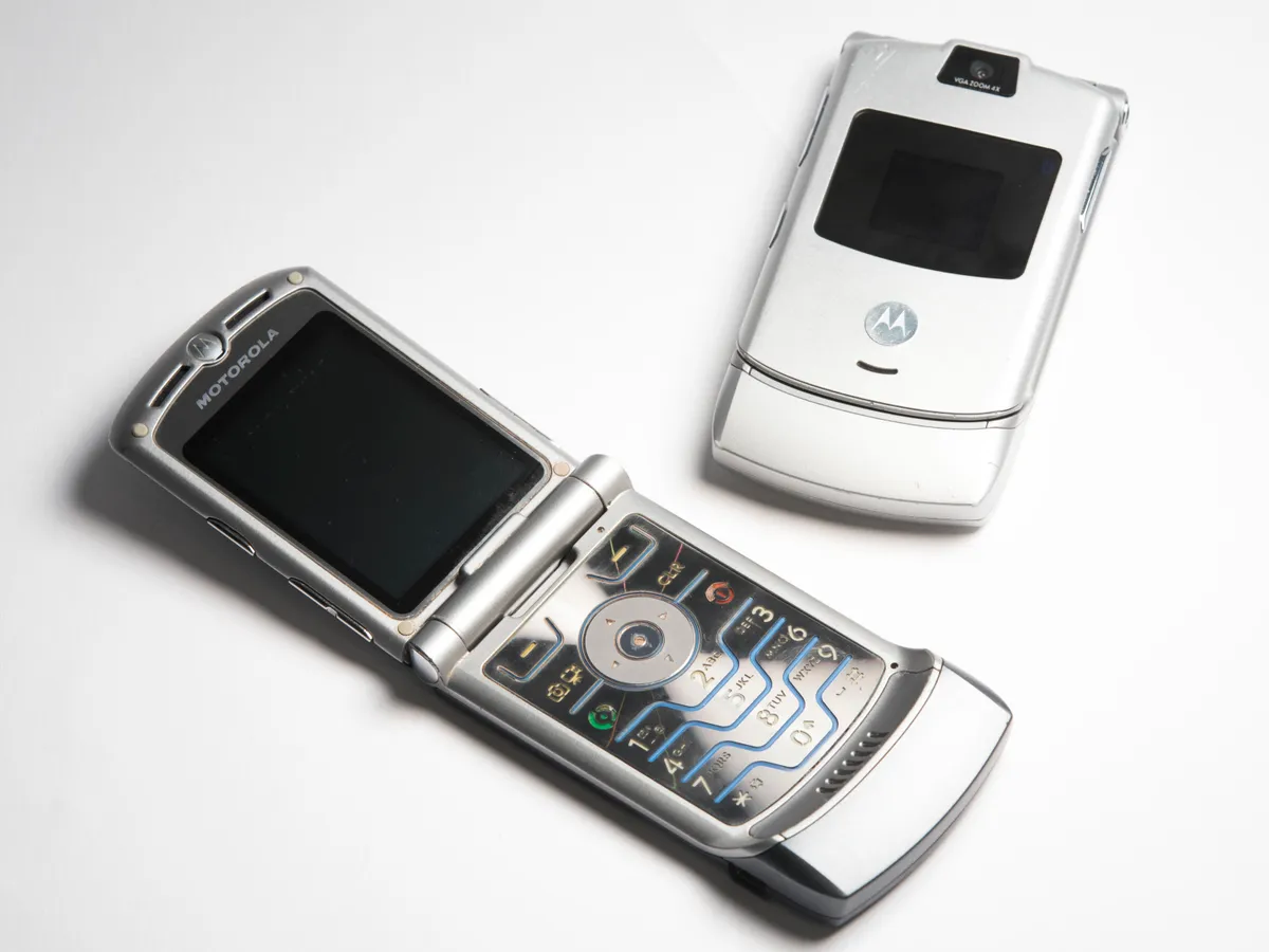 Read more about the article Affrontement du Motorola Razr : le V3 original contre le nouvel écran pliable